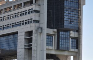 5,005 % : la France emprunte à dix ans au plus cher depuis 2002… et désormais bien plus cher que l’Italie Le bâtiment Colbert du ministère de l’Économie et des Finances à Bercy, Paris