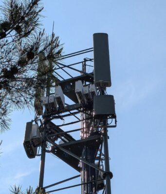 Panne Orange et Sosh : appels, SMS et 4G coupés depuis 11 h 20, l’opérateur ne donne toujours ni cause ni heure de retour Une antenne relais de téléphonie mobile Orange dans le Gard