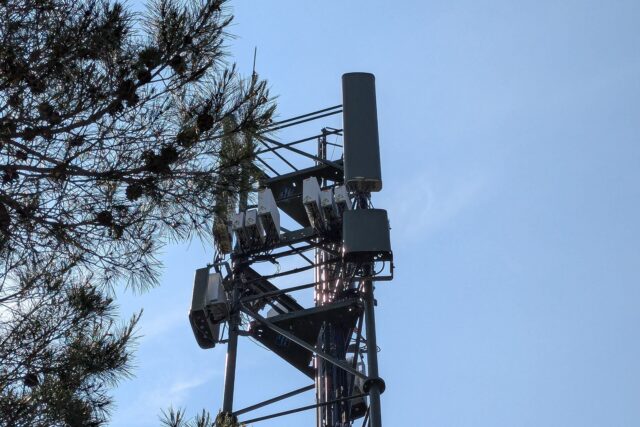 Une antenne relais de téléphonie mobile Orange dans le Gard Une antenne relais de téléphonie mobile Orange dans le Gard