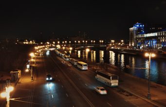 Ukraine : Moscou accepte de reprendre des pourparlers à trois « autour du 10 novembre », la nuit suivante 630 drones visent la région de Moscou Le Kremlin de Moscou, la nuit (photo d'archives)