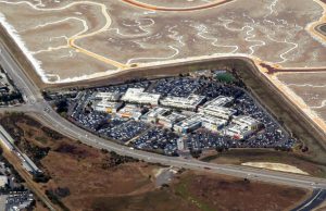 Meta condamné à payer 25 milliards de dollars au Nouveau-Mexique, soit environ 580 dollars pour chacune des 43 millions d’infractions retenues Vue aérienne du campus de Facebook, devenu Meta, à Menlo Park en Californie (photo d'archives)