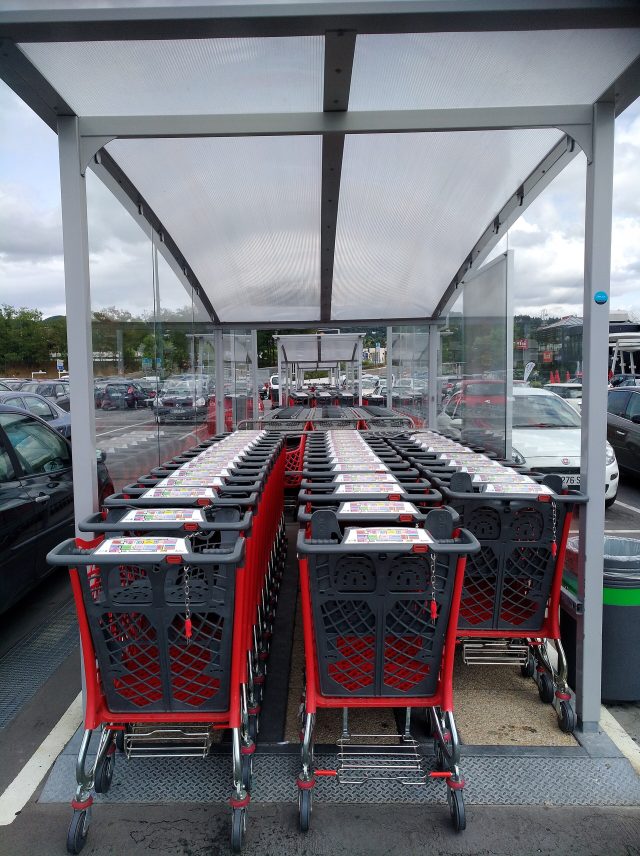 Des chariots de supermarché rangés devant un magasin (photo d'illustration) Des chariots de supermarché rangés devant un magasin (photo d'illustration)