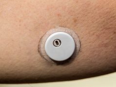 Capteur FreeStyle Libre : Abbott demande de mettre à jour l’application, qui pourrait afficher une glycémie erronée ou rester muette Un capteur de glucose FreeStyle Libre 3 posé sur le bras (photo d'illustration)