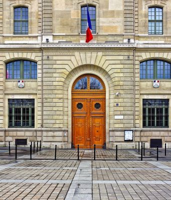 « Ne vous interposez pas, composez le 17 » : avant samedi, le préfet de police conseille aux commerçants parisiens de fermer plus tôt, voire de ne pas ouvrir La préfecture de police de Paris, rue de Lutèce (photo d'archives)