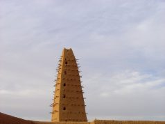 Enlevées à Agadez en 2025, une Autrichienne de 76 ans et une Suissesse de 69 ans libérées et arrivées en Libye Le minaret en banco de la grande mosquée d'Agadez, dans le nord du Niger