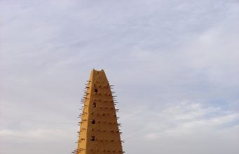 Enlevées à Agadez en 2025, une Autrichienne de 76 ans et une Suissesse de 69 ans libérées et arrivées en Libye Le minaret en banco de la grande mosquée d'Agadez, dans le nord du Niger