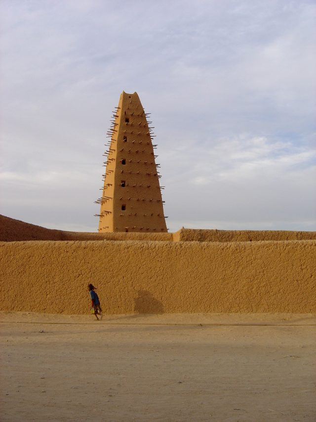 Le minaret en banco de la grande mosquée d'Agadez, dans le nord du Niger Le minaret en banco de la grande mosquée d'Agadez, dans le nord du Niger