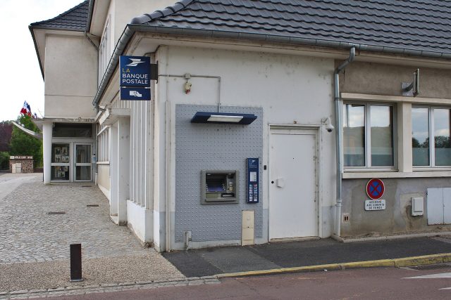 Distributeur automatique de billets d'une agence bancaire en France Distributeur automatique de billets d'une agence bancaire en France