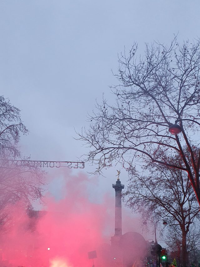 La colonne de Juillet, place de la Bastille à Paris, dans la fumée d'un fumigène lors d'une précédente manifestation (photo d'illustration) La colonne de Juillet, place de la Bastille à Paris, dans la fumée d'un fumigène lors d'une précédente manifestation (photo d'illustration)