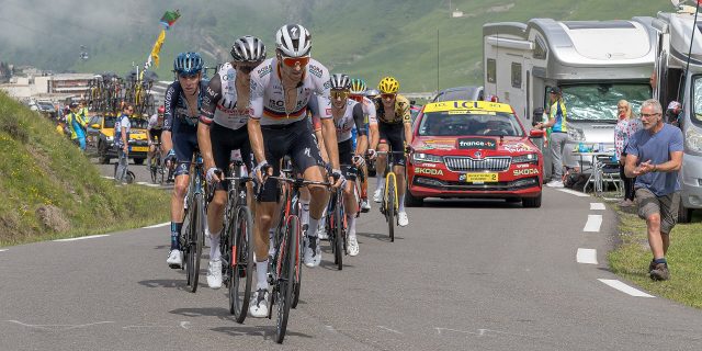 Le peloton du Tour de France dans l'ascension du col du Tourmalet lors de l'édition 2023 Le peloton du Tour de France dans l'ascension du col du Tourmalet lors de l'édition 2023