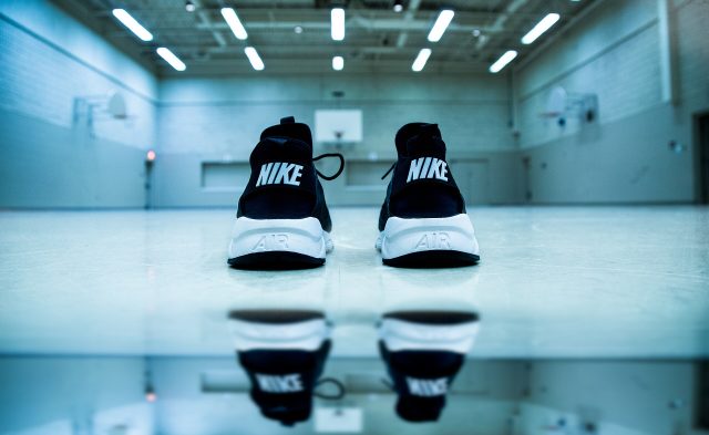 Une chaussure de basket Nike et un ballon, illustration Une chaussure de basket Nike et un ballon, illustration