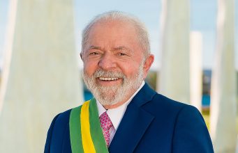 Lula réélu au Brésil avec 51,8 % des voix, Flávio Bolsonaro conteste et veut l’annulation : ce qui est confirmé, ce qui ne l’est pas Portrait officiel de Luiz Inácio Lula da Silva, président du Brésil