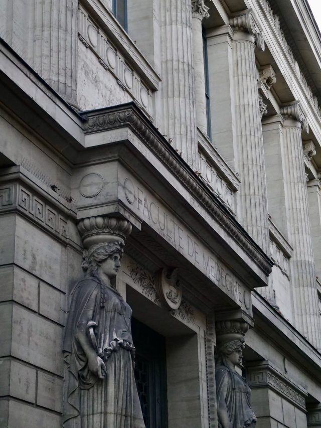 Façade de l’ancienne faculté de médecine, siège de l’Université Paris Cité, rue de l’École-de-Médecine à Paris