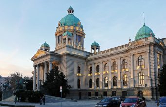 Législatives en Serbie : la liste des étudiants l’emporte, Aleksandar Vučić reconnaît sa défaite, les chiffres confirmés et ceux qui manquent Le bâtiment de l’Assemblée nationale de Serbie à Belgrade