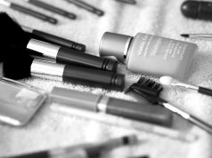Calendrier de l’Avent Charlotte Tilbury 2026 : 215 euros pour 15 cases, en vente sur le site de la marque, contenu complet et calcul du prix par case Rouges à lèvres et produits de maquillage, illustration