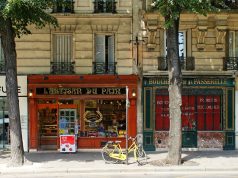 Ouverture des magasins le dimanche jusqu’à Noël : ce que ça change pour vous Des boutiques d’artisans dans une rue de Paris (photo d’illustration)