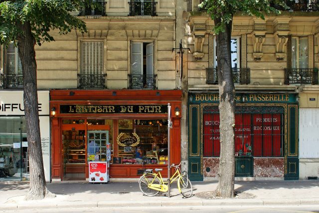 Des boutiques d’artisans dans une rue de Paris (photo d’illustration)