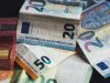 Paiement en espèces : plafond de 10 000 € en Europe en 2027, mais toujours 1 000 € en France Billets en euros posés sur une table