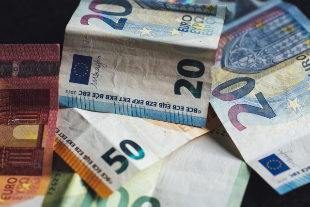 Billets en euros posés sur une table Billets en euros posés sur une table