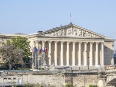 Pétition contre CNews : plus de 260 000 signatures, ce qu’elle peut obtenir ou pas La façade du Palais Bourbon, siège de l’Assemblée nationale, à Paris