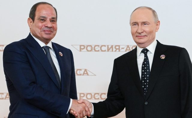 Vladimir Poutine (à droite) et Abdel Fattah al-Sissi au troisième sommet Russie-Afrique, en octobre 2026 Vladimir Poutine (à droite) et Abdel Fattah al-Sissi au troisième sommet Russie-Afrique, en octobre 2026