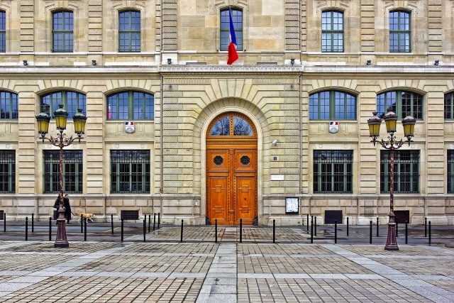 La préfecture de police de Paris, rue de Lutèce, sur l’île de la Cité La préfecture de police de Paris, rue de Lutèce, sur l’île de la Cité