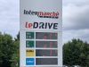 Prime carburant employeur 1 000 € exonérée : qui peut la toucher d’ici fin 2026 Panneau des prix des carburants dans une station-service de supermarché