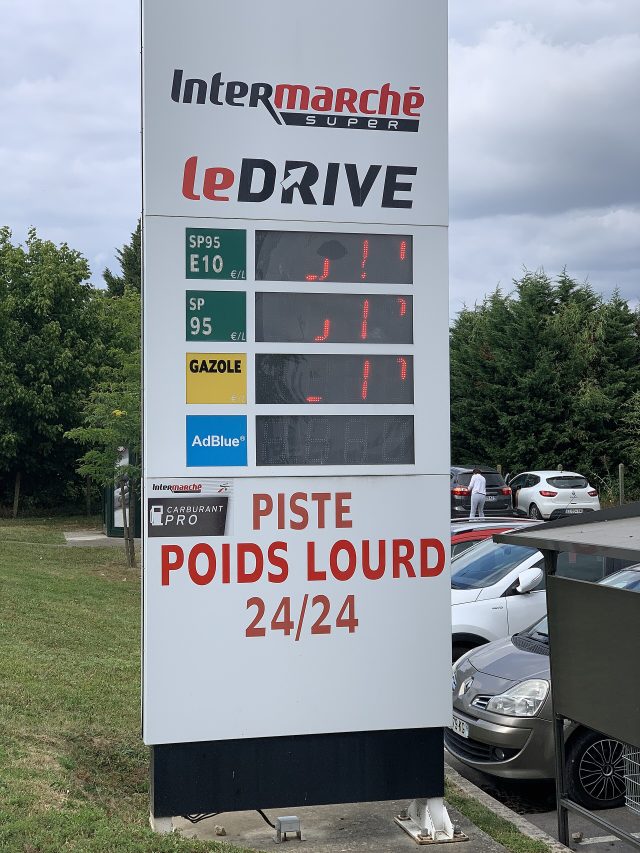 Panneau des prix des carburants dans une station-service de supermarché Panneau des prix des carburants dans une station-service de supermarché