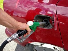Prix du gazole : le décret est paru, jusqu’à 18 centimes de moins par litre à partir du 1er novembre grâce aux stocks stratégiques Un automobiliste fait le plein de sa voiture à la pompe (photo d'illustration)