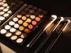 Charlotte Tilbury tire Puig : le maquillage bondit de 16 %, le soin recule, ce que les résultats de la semaine disent du marché de la beauté Palette de fards à paupières et pinceaux de maquillage (photo d’illustration)
