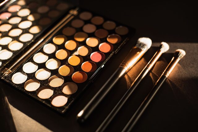 Palette de fards à paupières et pinceaux de maquillage (photo d’illustration)
