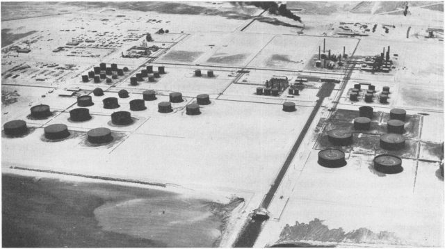 Vue aérienne ancienne de la raffinerie de Ras Tanura, sur la côte est de l’Arabie saoudite Vue aérienne ancienne de la raffinerie de Ras Tanura, sur la côte est de l’Arabie saoudite