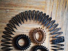 Rappel conso : chouchou lumineux B&M, risque d’ingestion des piles par un enfant Des élastiques et chouchous pour cheveux (photo d’illustration, il ne s’agit pas du produit rappelé)