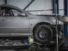 Rappel de voitures : Ford Ranger, Volkswagen ID.Polo, Range Rover, Peugeot 208, Volvo EX30… les modèles concernés cette semaine Une voiture sur un pont élévateur dans un atelier de réparation automobile (photo d’archives)