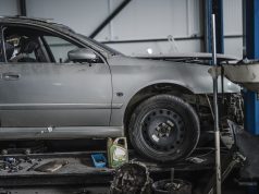 Rappel de voitures : Ford Ranger, Volkswagen ID.Polo, Range Rover, Peugeot 208, Volvo EX30… les modèles concernés cette semaine Une voiture sur un pont élévateur dans un atelier de réparation automobile (photo d’archives)