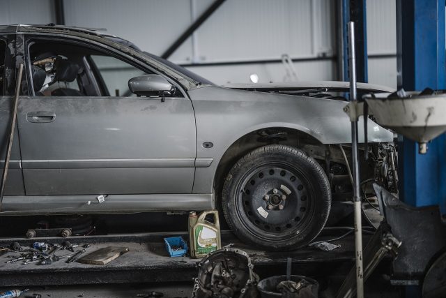 Une voiture sur un pont élévateur dans un atelier de réparation automobile (photo d’archives) Une voiture sur un pont élévateur dans un atelier de réparation automobile (photo d’archives)