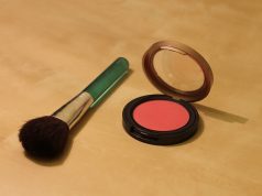 Rare Beauty : le coffret blush Delena de Selena Gomez et Demi Lovato sort à 50 dollars Un blush et son pinceau de maquillage