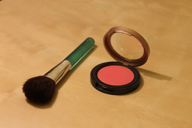 Un blush et son pinceau de maquillage Un blush et son pinceau de maquillage