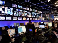 franceinfo a aussi diffusé des images d’Albanie présentées comme un direct de Lyon, puis s’est excusée Murs d’écrans dans une régie de télévision, photo d’illustration : franceinfo et CNEWS ont diffusé par erreur des images tournées à Tirana, en Albanie