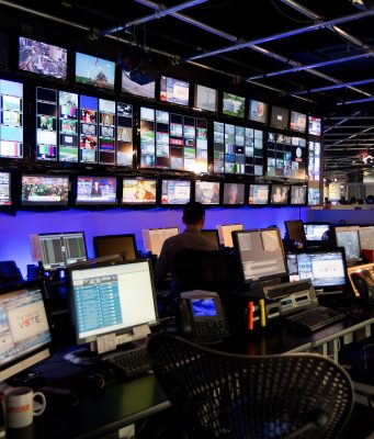 franceinfo a aussi diffusé des images d’Albanie présentées comme un direct de Lyon, puis s’est excusée Murs d’écrans dans une régie de télévision, photo d’illustration : franceinfo et CNEWS ont diffusé par erreur des images tournées à Tirana, en Albanie