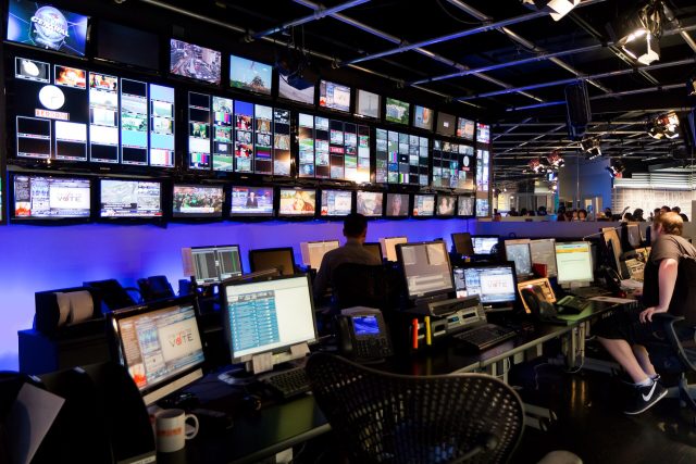 Régie de télévision (illustration) Murs d’écrans dans une régie de télévision, photo d’illustration : franceinfo et CNEWS ont diffusé par erreur des images tournées à Tirana, en Albanie