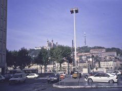 Mort de René Belletto, auteur de L’Enfer (prix Femina 1986), à 81 ans Vue de la colline de Fourvière à Lyon en 1987, avec la place d’Albon au premier plan (photo d’illustration)