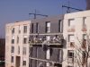 Précarité énergétique : 5 programmes d’aide supprimés en 2027, ce que ça change pour vous Panneaux d’isolation thermique posés sur la façade d’un immeuble en rénovation