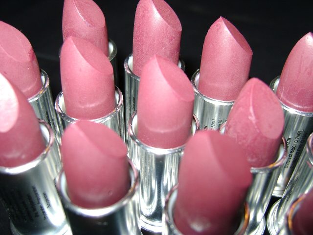 Des rouges à lèvres de différentes teintes (photo d’illustration) Des rouges à lèvres de différentes teintes (photo d’illustration)