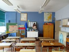 Écoles privées sous contrat : 8,99 milliards supprimés en commission, ce qui va se passer Une salle de classe avec ses pupitres, illustration du débat sur les crédits de l'enseignement privé