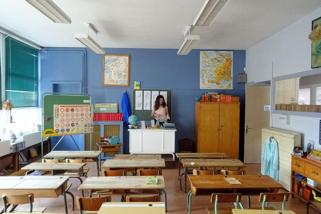 Une salle de classe avec ses pupitres, illustration du débat sur les crédits de l'enseignement privé Une salle de classe avec ses pupitres, illustration du débat sur les crédits de l'enseignement privé