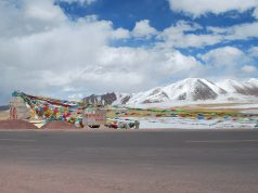 Séisme de magnitude 7 au Tibet : au moins 16 morts, 65 blessés et plus de 300 maisons effondrées Paysage de la préfecture de Nagchu, dans le nord du Tibet (photo d’archives)