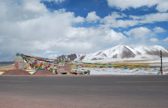 Séisme de magnitude 7 au Tibet : au moins 16 morts, 65 blessés et plus de 300 maisons effondrées Paysage de la préfecture de Nagchu, dans le nord du Tibet (photo d’archives)