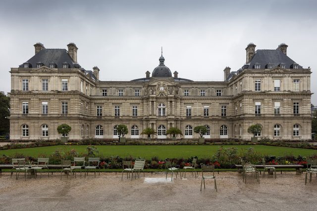 Le palais du Luxembourg, siège du Sénat à Paris, sous la pluie Le palais du Luxembourg, siège du Sénat à Paris, sous la pluie