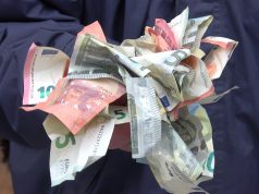 Smic : une hausse d’environ 1,5 % dès décembre envisagée, soit 22 € net par mois Des billets en euros (photo d’illustration)